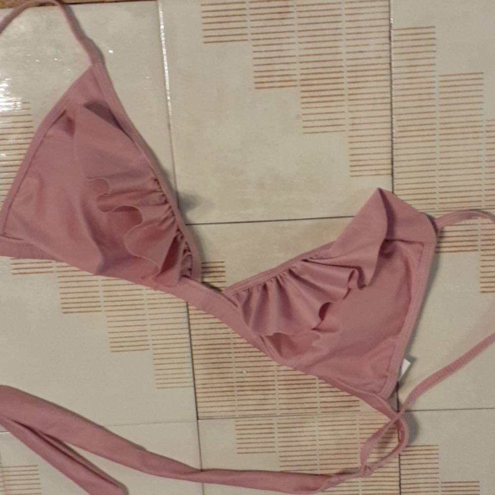 Pink ruffled bikini - Picture 3 of 4